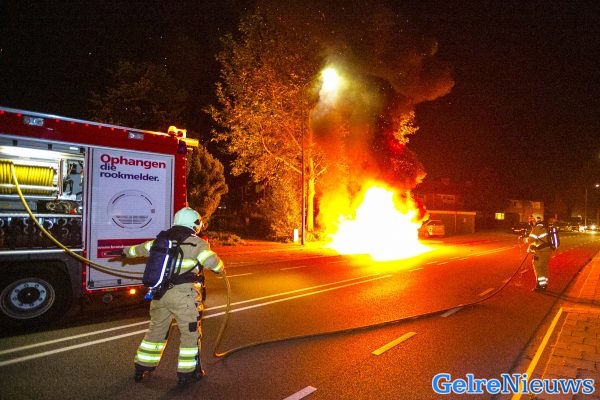 Auto in de brand gestoken op Waterstraat in Velp - GelreNieuws - GelreNieuws
