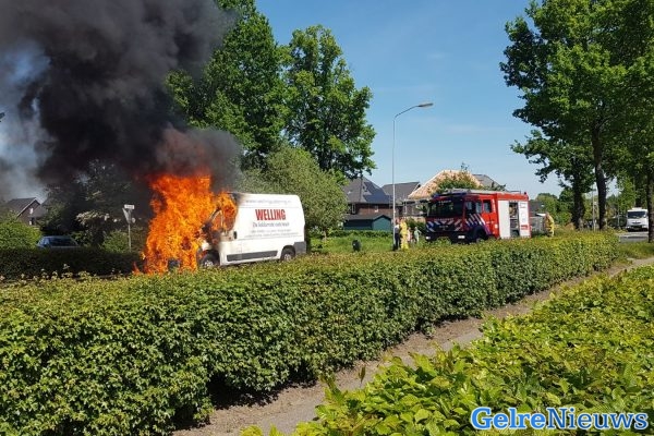 Bedrijfsbus cateraar Welling uit Duiven grotendeels uitgebrand - GelreNieuws