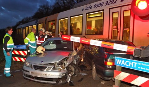 Ongeval auto's trein Kappelweg Almen|Foto Fotobureau Kerkmeijer