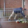 Bloemen worden neergelegd bij appartementencomplex waar Joanne Noordink woonde. Foto 112Achterhoek-Nieuws.nl