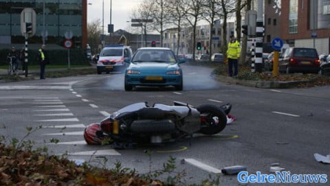 Onderzoekers van de politie doen een remproef op de plaats van het ongeval. foto 112Achterhoek-Nieuws.nl