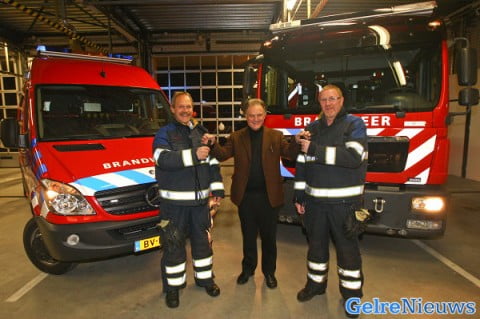 Burgemeester Spekreijse (m) overhandigt de sleutels aan Henk-Jan Bouwhuis(l) en Hans Beltman(r). foto Nicolaas Kerkmeijer/Fotobureau Kerkmeijer