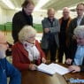 Wethouder Willem Geerken en voorzitter van de Voedselbank Anneke van der Velden ondertekenden dinsdag een intentieverklaring. Foto Gemeente Zutphen