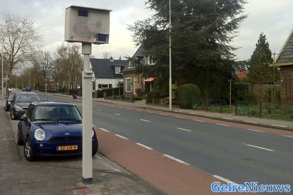 De flitspaal aan de Harderwijkerweg in Dieren.