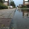 Foto: Martin Heitink | Putten overstromen in sommige straten van Dieren