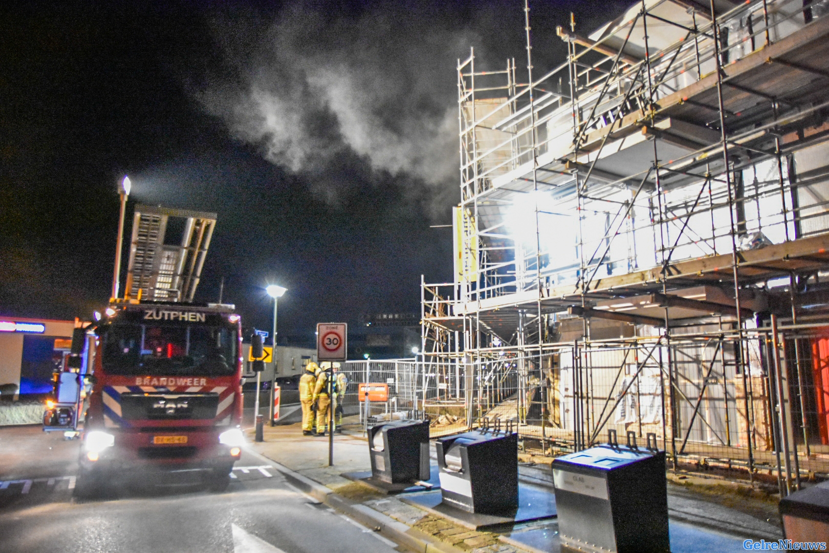 Steiger staat in brand op bouwplaats in Zutphen