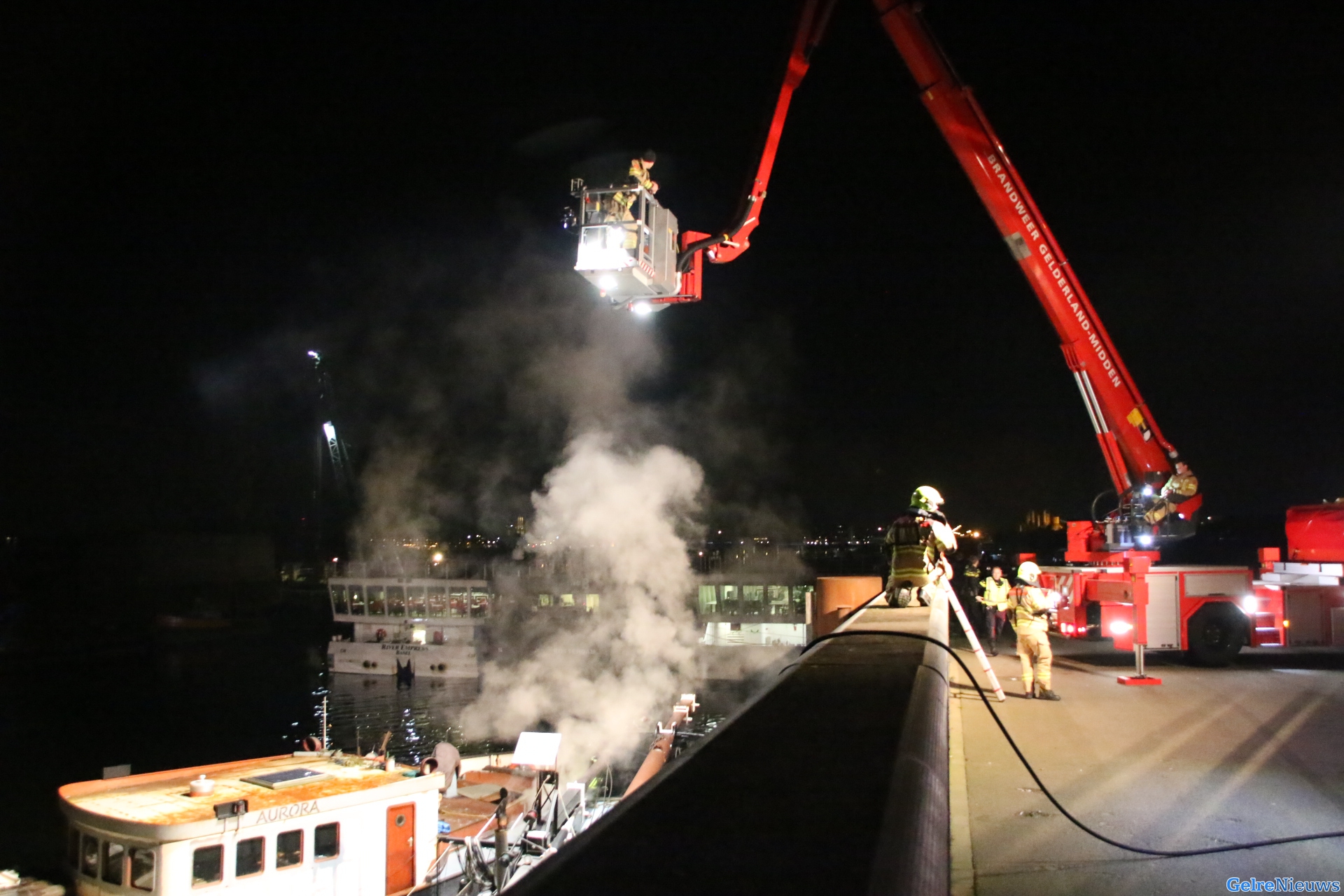 Alerte buurman redt bewoner van brandende woonboot in Arnhem