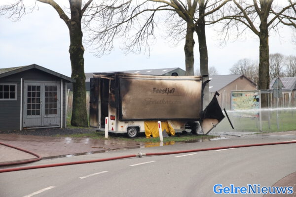 Afleiding Kano operator Frietkraam brandt volledig uit in Meteren - GelreNieuws.nl