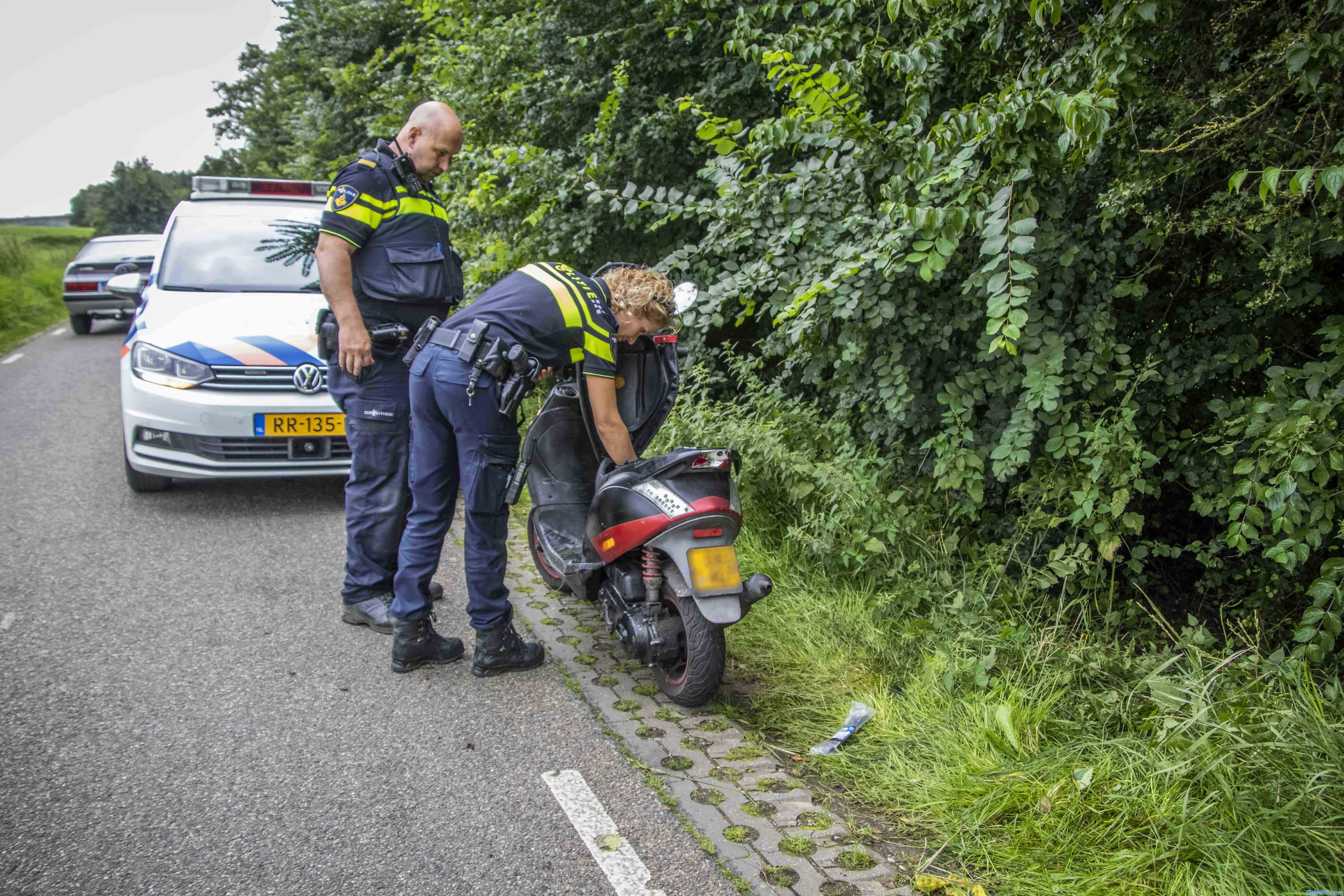 Gestolen scooter teruggevonden in bosjes na melding van ongeval