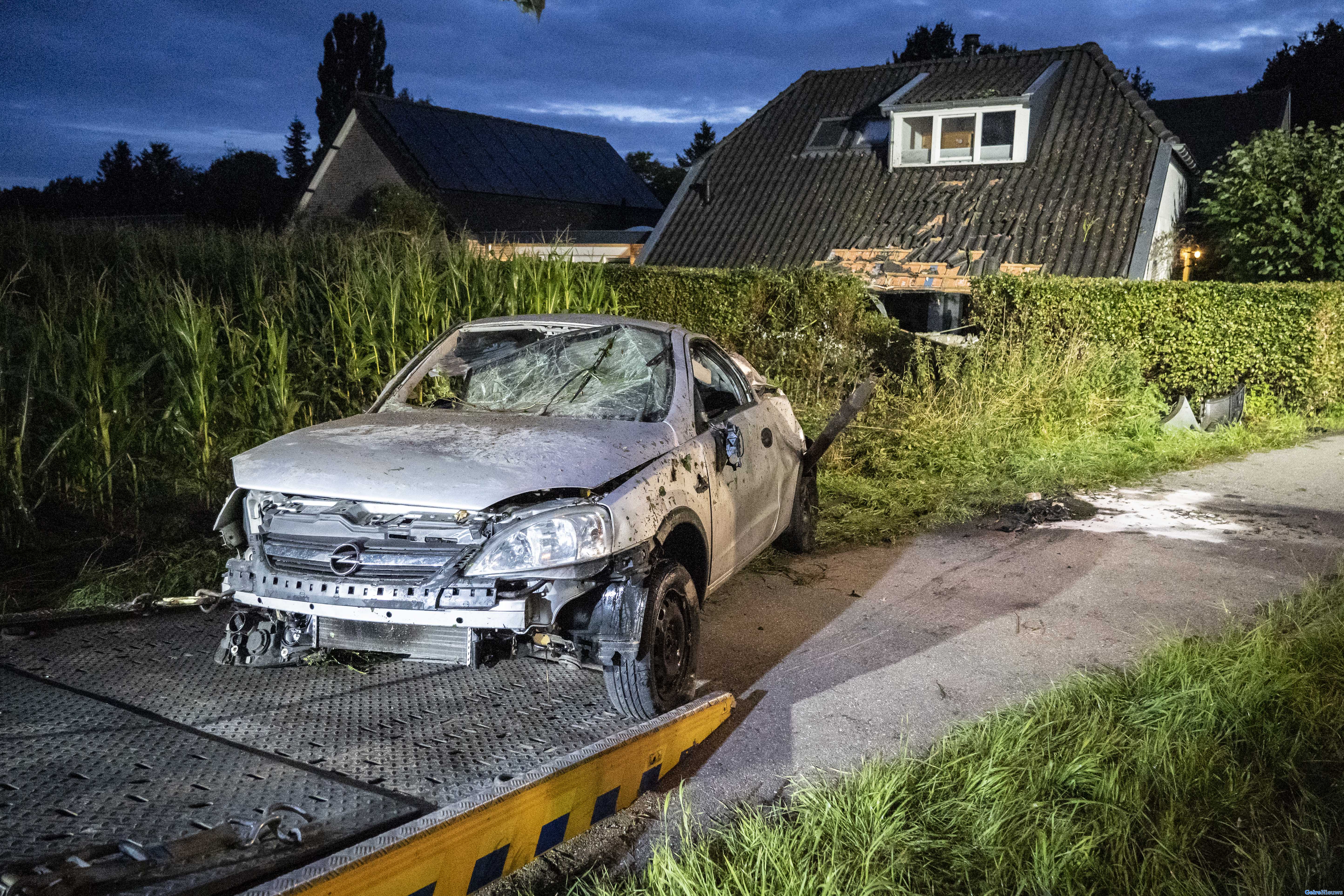 Auto ramt woning binnen in Leuvenheim, 2 gewonden