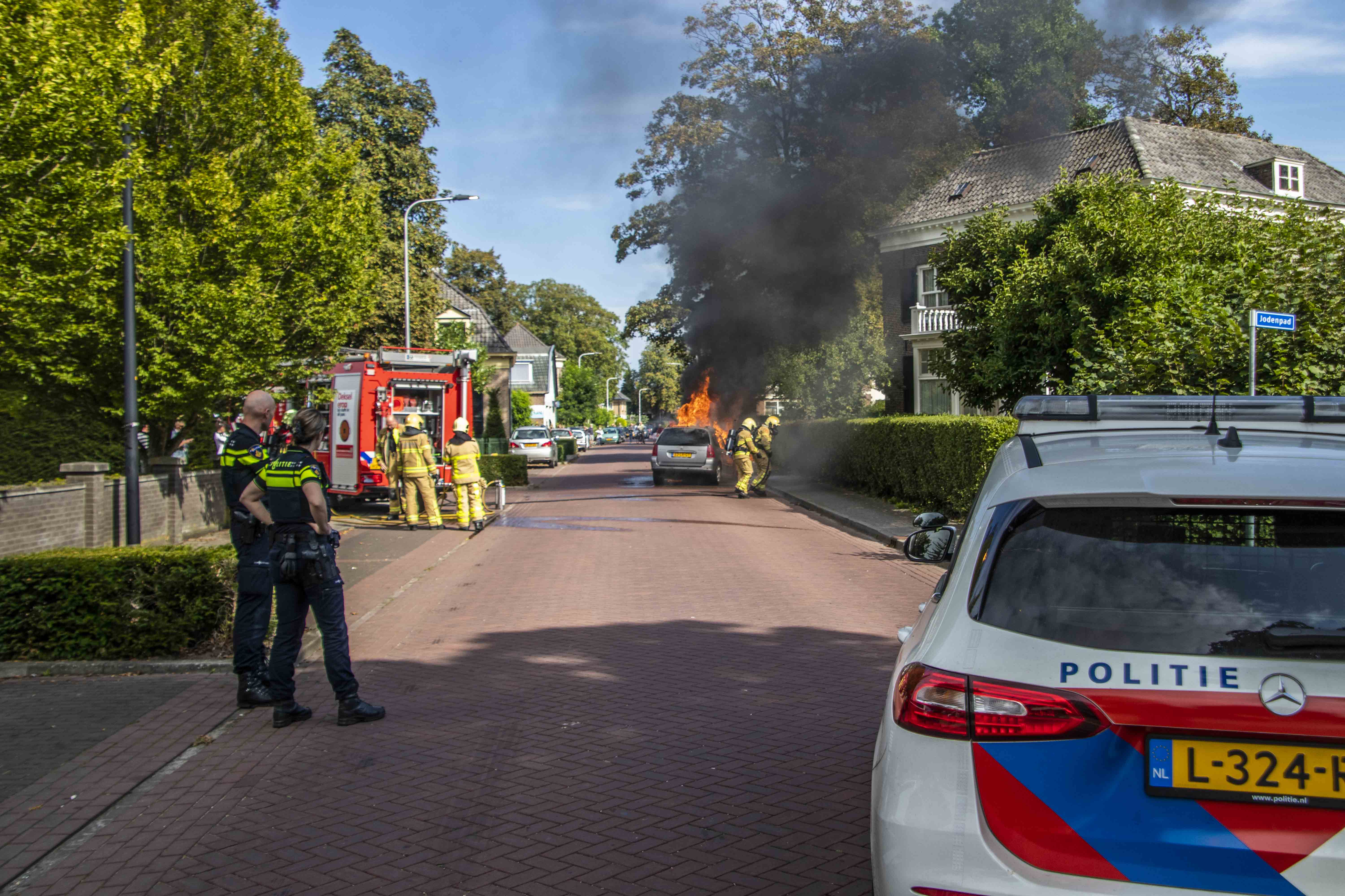 Auto vliegt in brand tijdens het rijden in Brummen