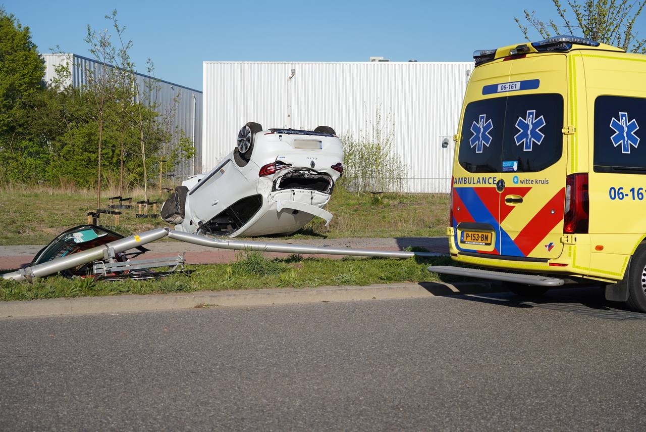 Automobilist slaat over de kop bij ongeval Zutphen