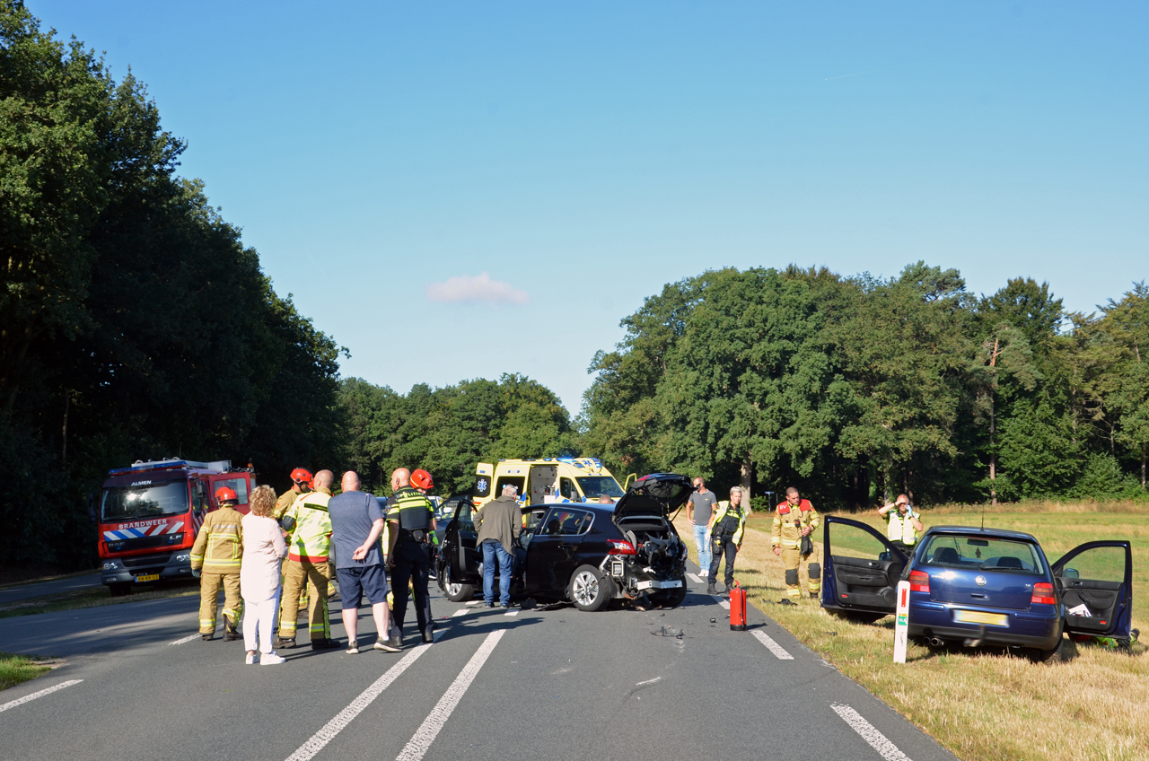 Twee gewonden bij frontale aanrijding tussen Warnsveld en Lochem
