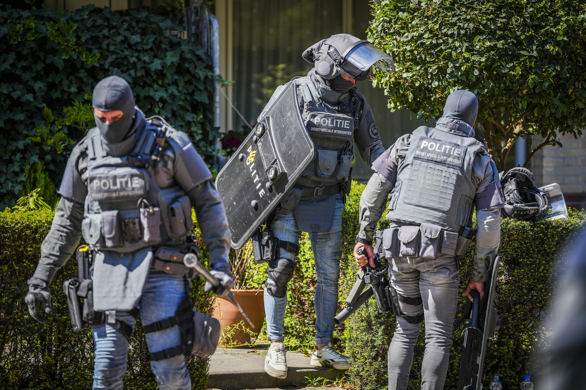 Arrestatieteam in Duiven: man aangehouden voor handel explosieven