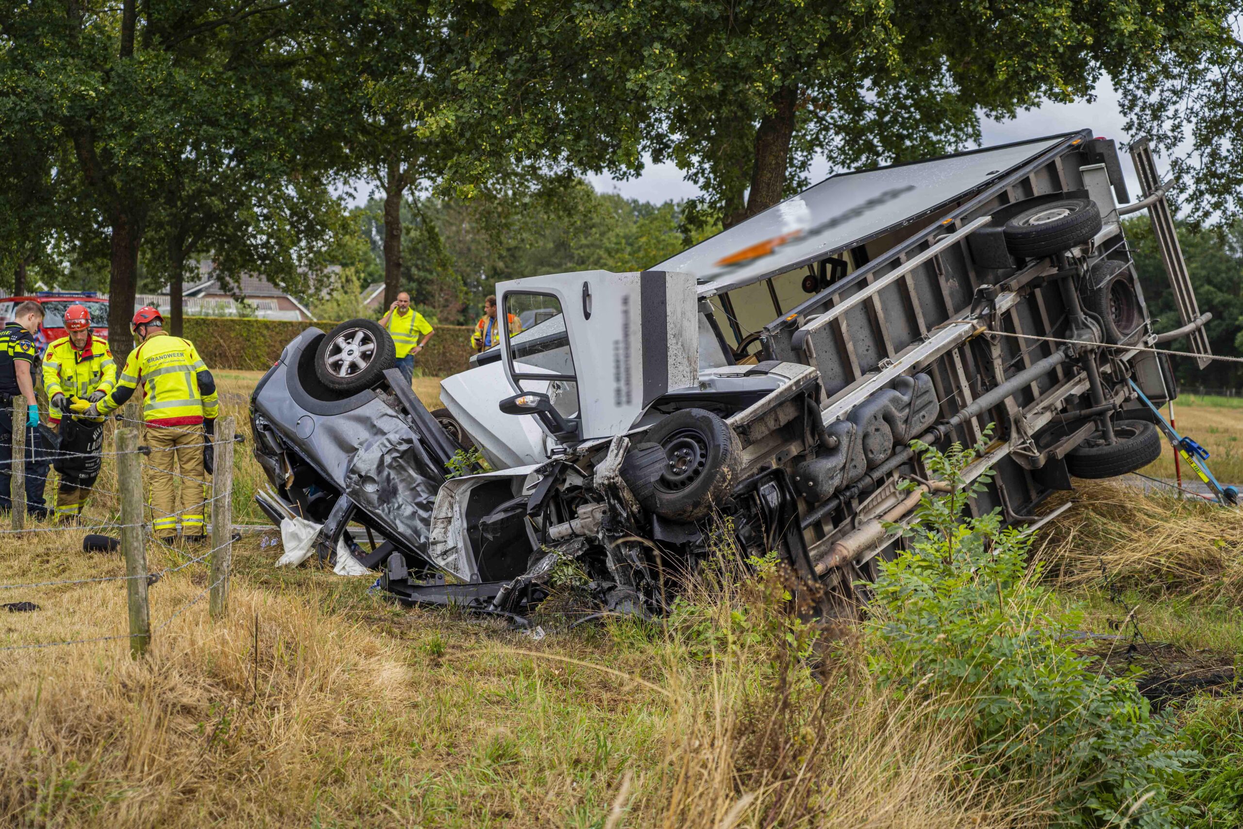 FOTOSERIE: Automobilist onder vrachtwagen bij zwaar ongeval
