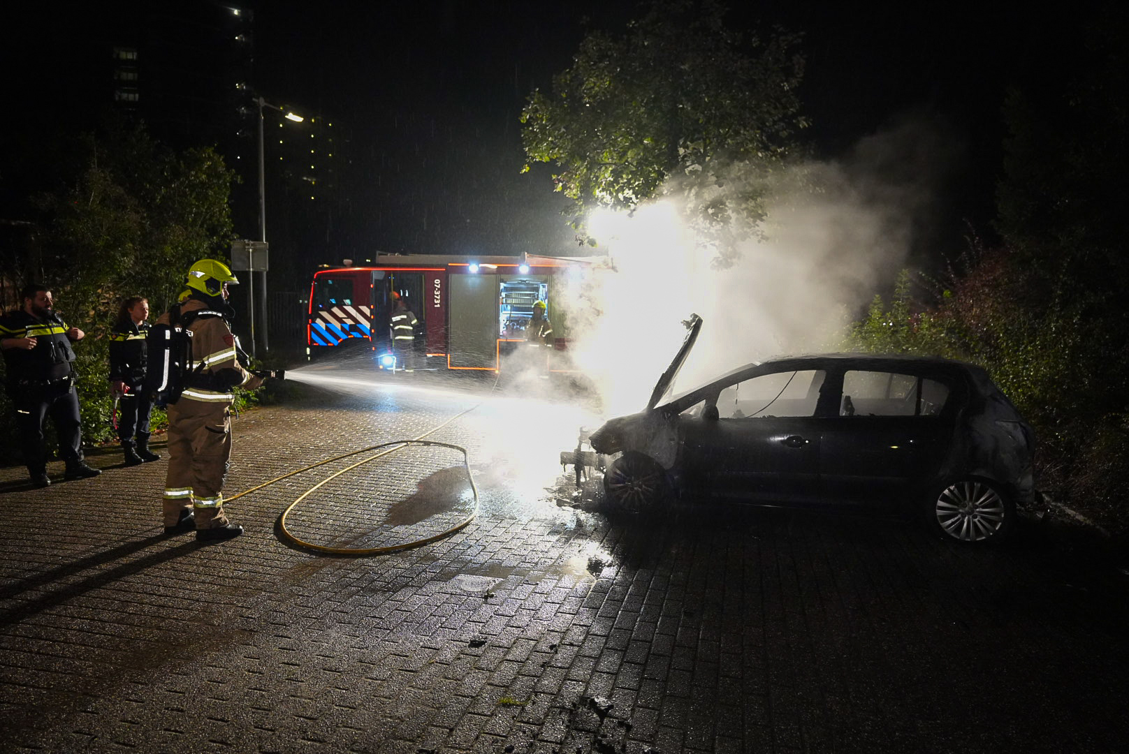 Auto verwoest door brand Arnhem