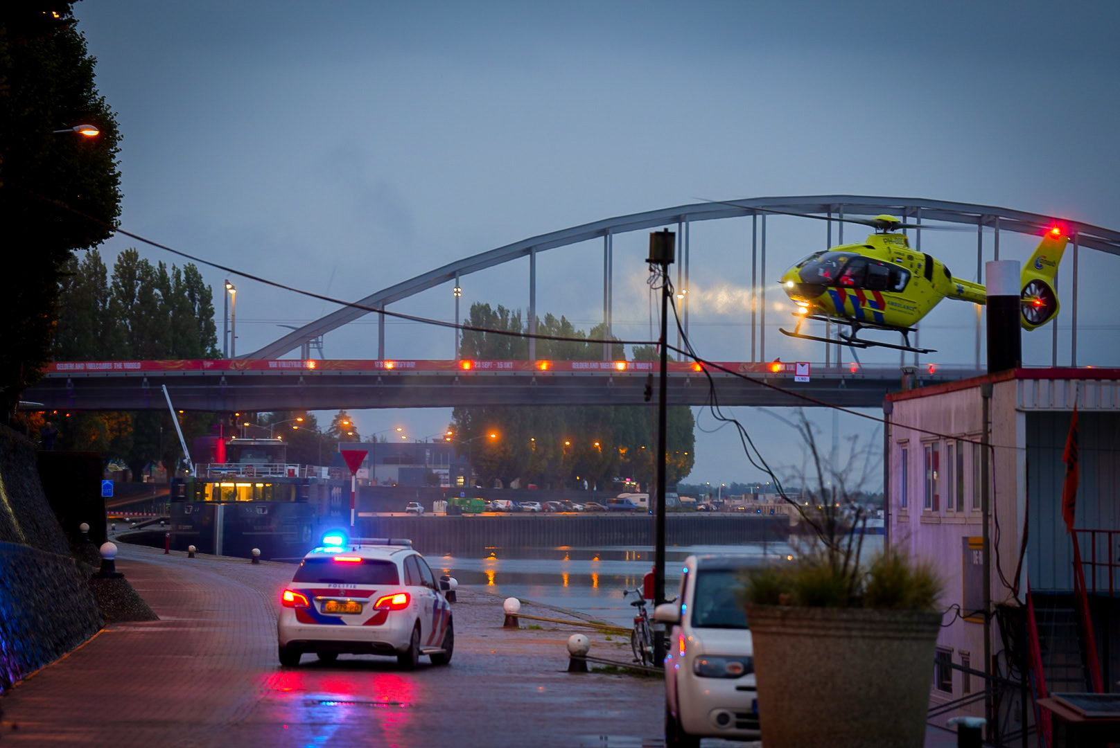 Traumahelikopter landt op Rijnkade Arnhem