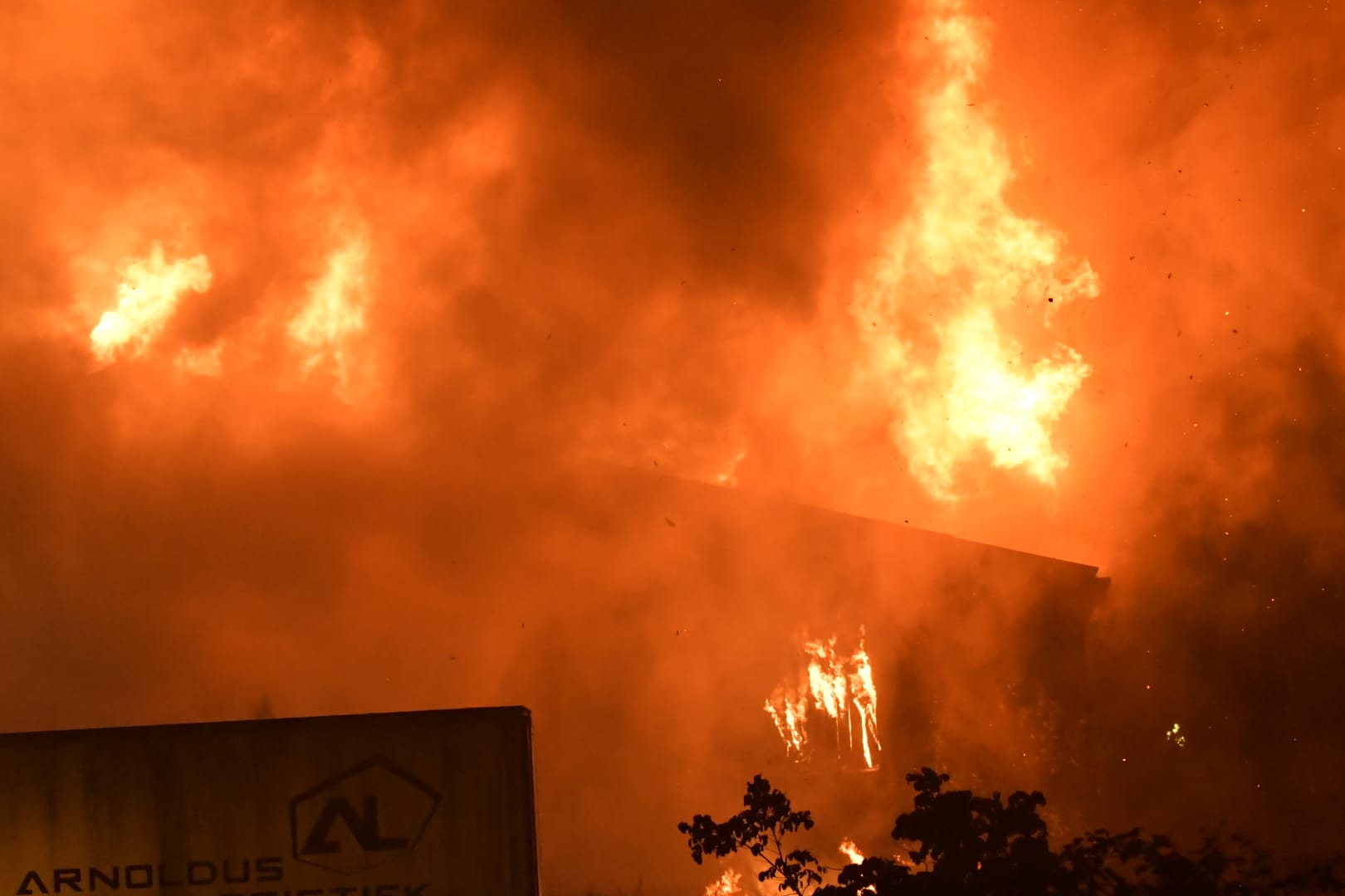 UPDATE Grote uitslaande brand op industrieterrein in Westervoort