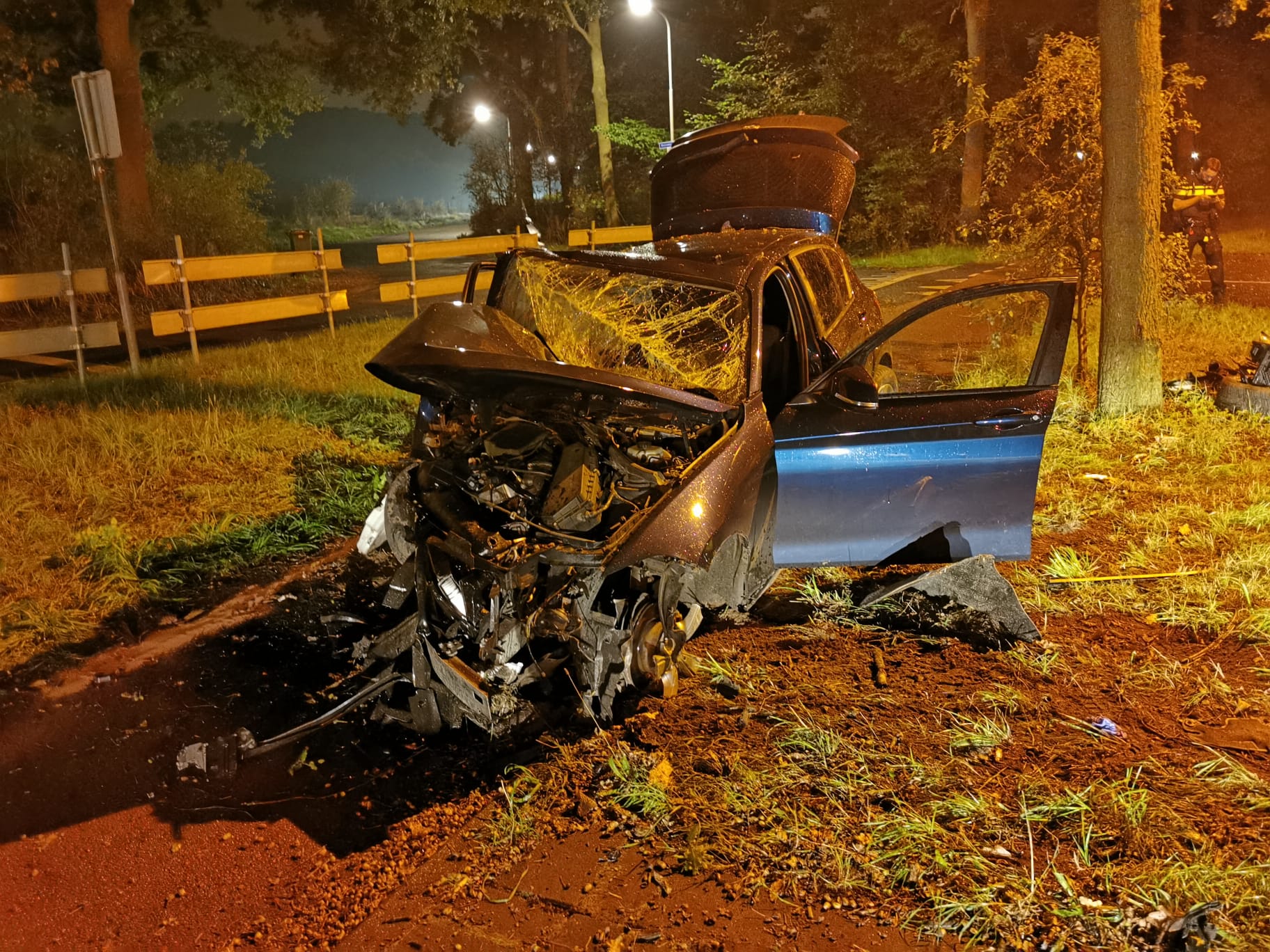 Automobilist (25) gewond na crash tegen boom