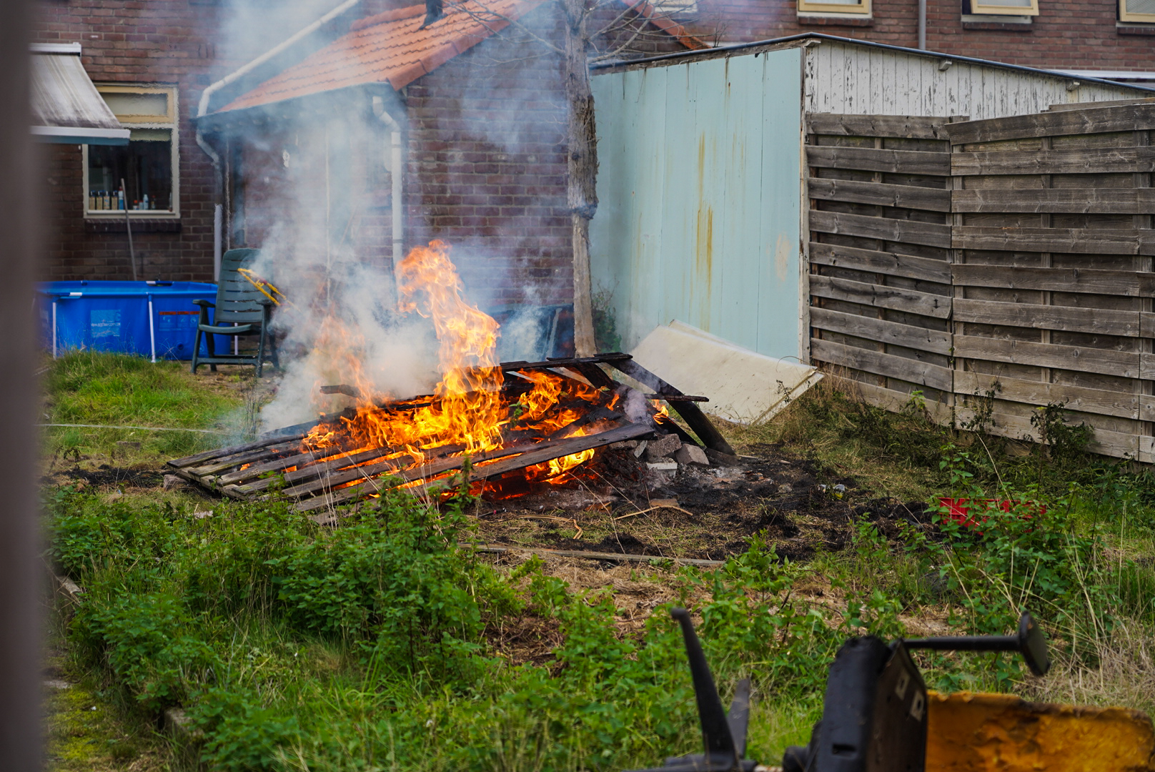 Afval verbranden in tuin in Dieren loopt uit de hand