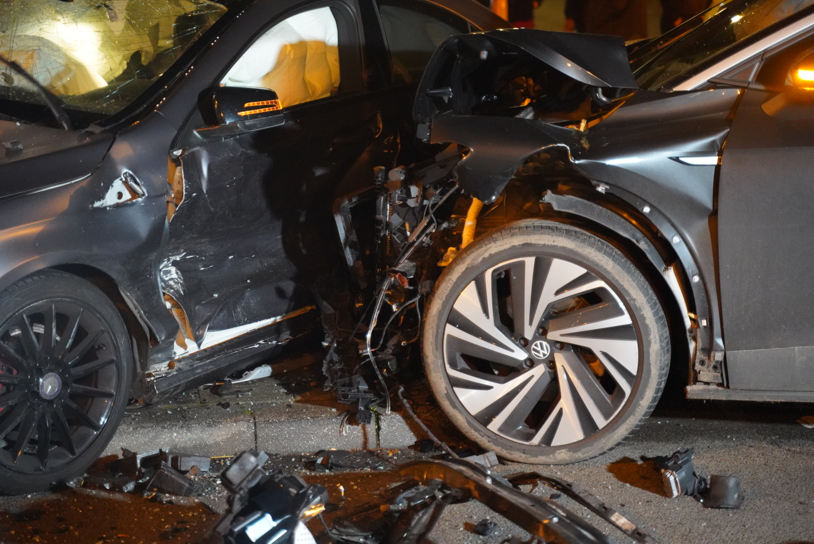 Grote ravage na ongeval tussen twee voertuigen in Apeldoorn