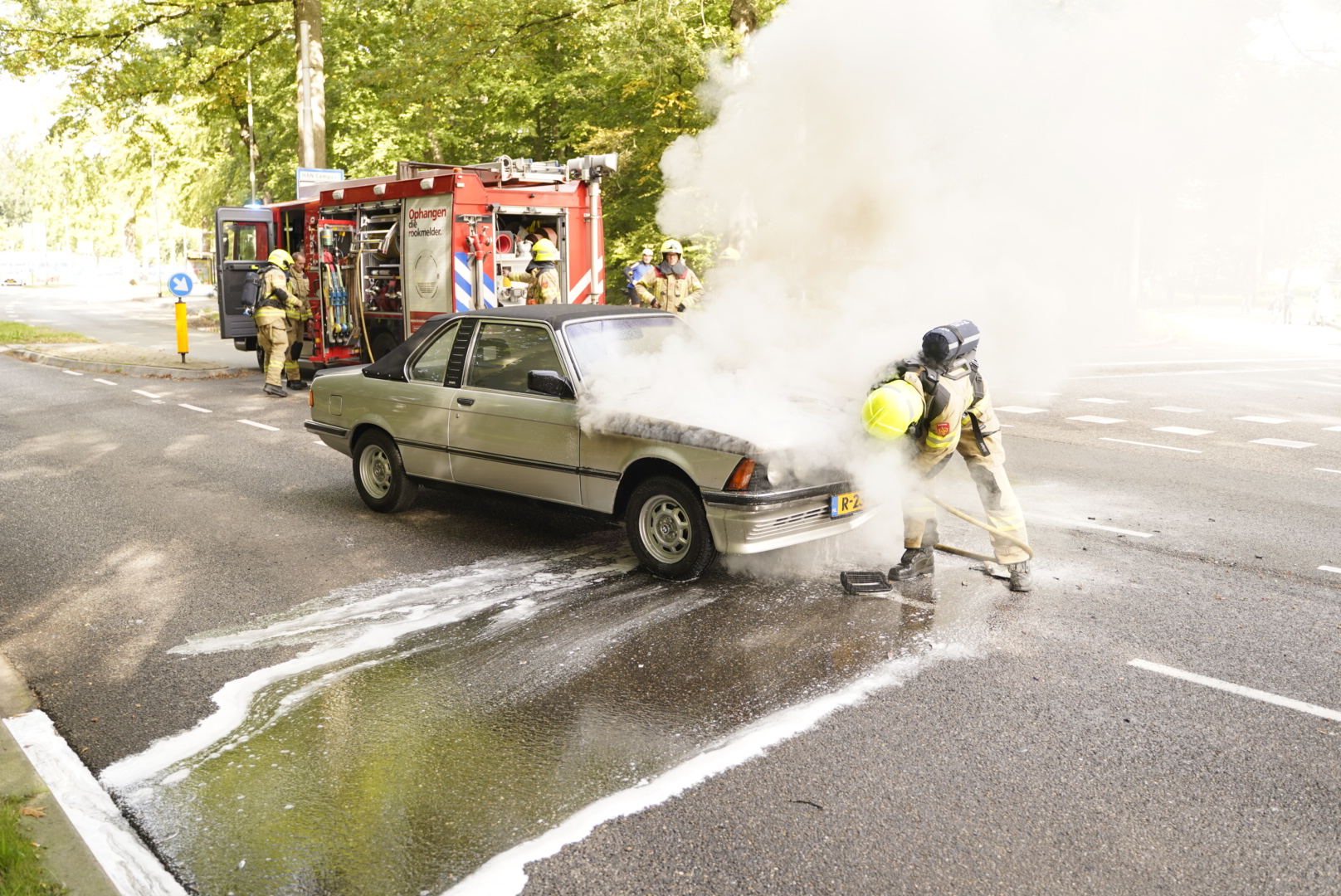 Auto vliegt in de brand tijdens rijden in Arnhem
