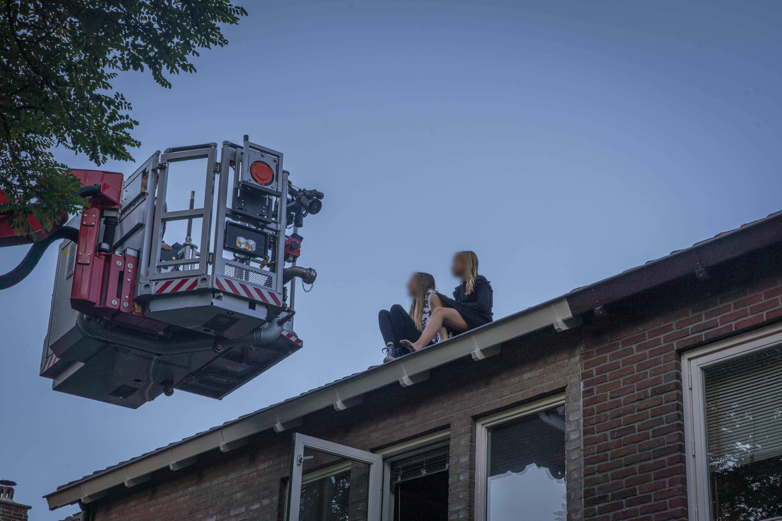 Twee meisjes klimmen dak op nadat ze zich buitensluiten