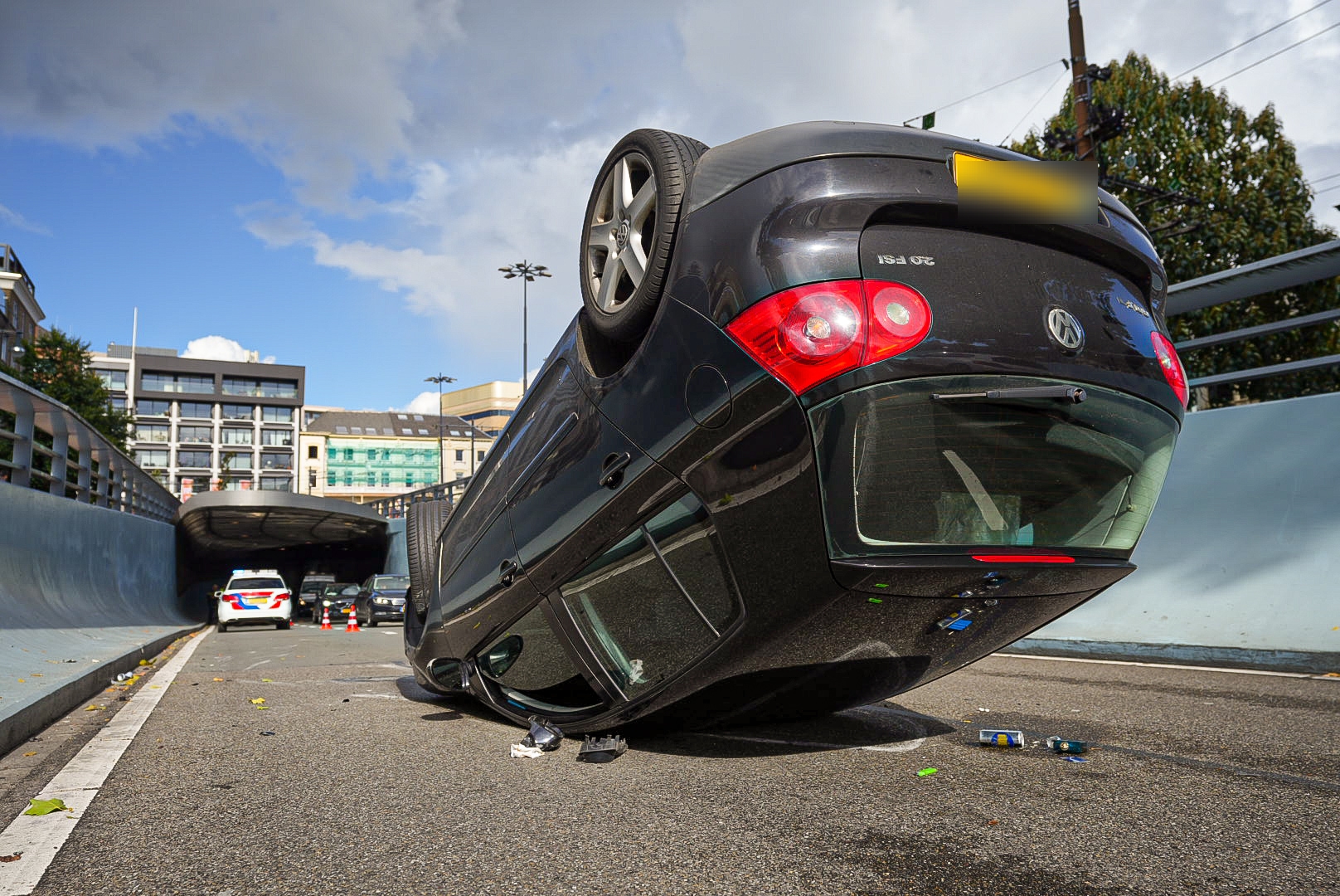 Weer is het raak: auto over de kop in Willemstunnel Arnhem