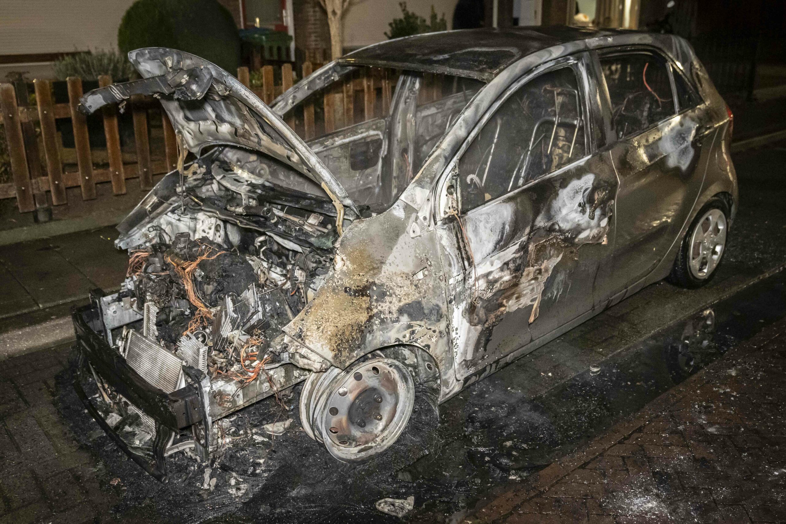 Drie auto’s vlakbij elkaar in brand gestoken in Arnhem-Zuid