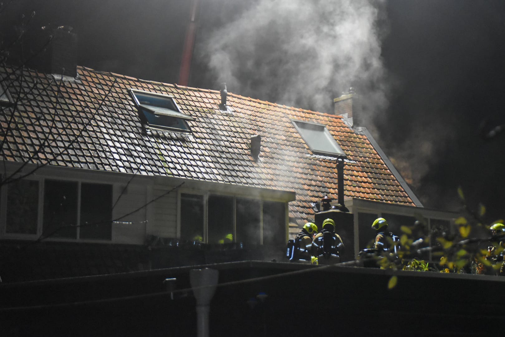 Veel rook bij brand in dak van woning Oosterbeek