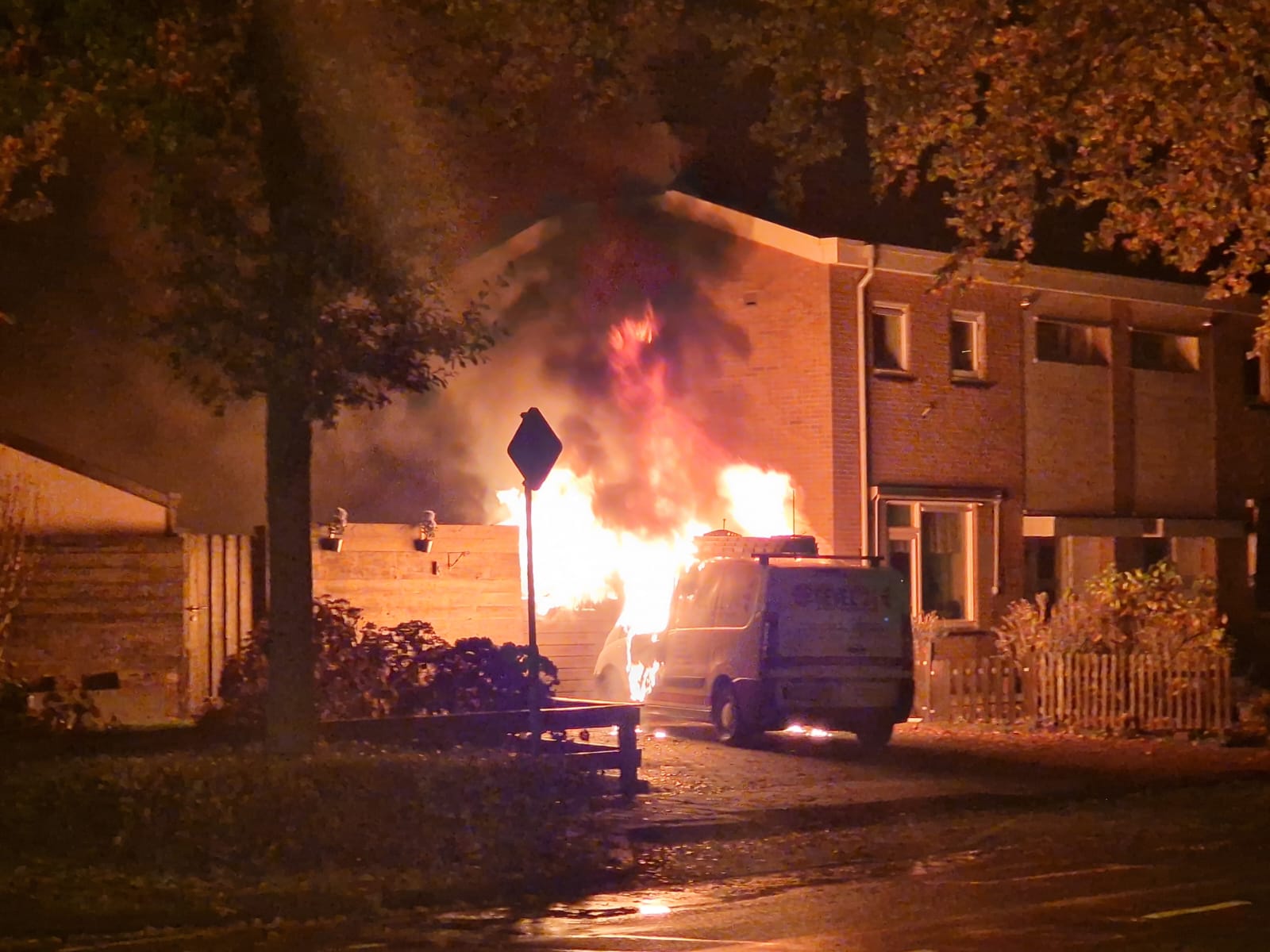 Auto en schutting vliegen in brand in Rheden