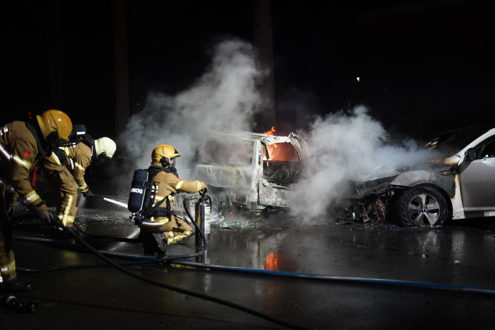Twee auto’s verwoest door brand in Apeldoorn