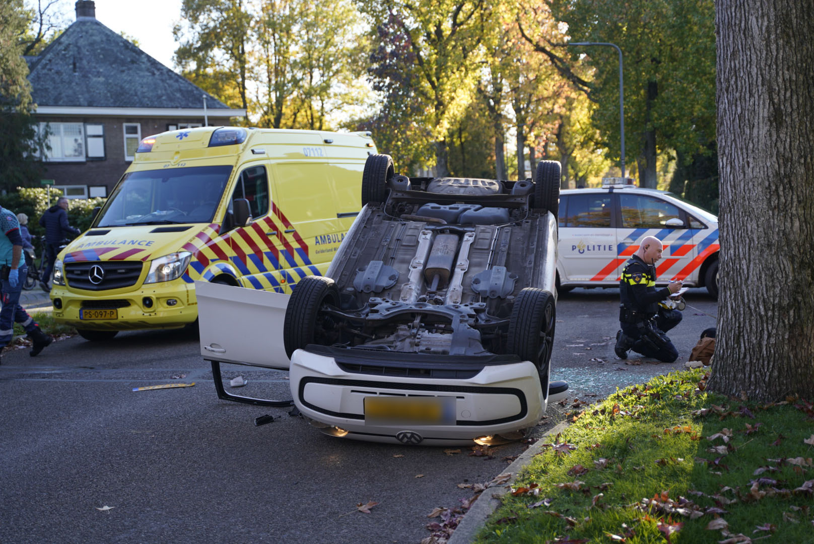 Auto op de kop door botsing in woonwijk Velp