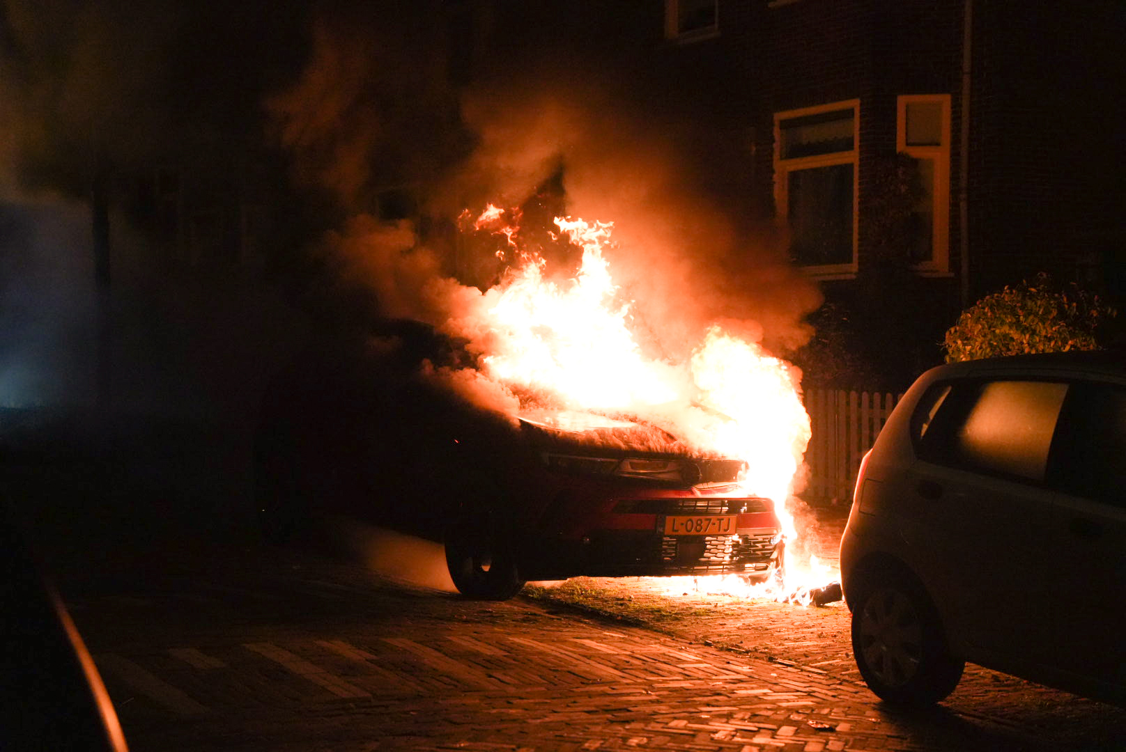 Vuurwerkbom veroorzaakt autobrand in Arnhem
