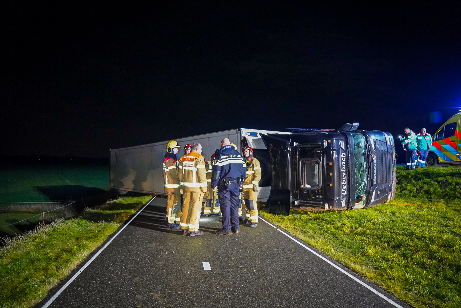 Vrachtwagen gekanteld in Zutphen, chauffeur raakt gewond