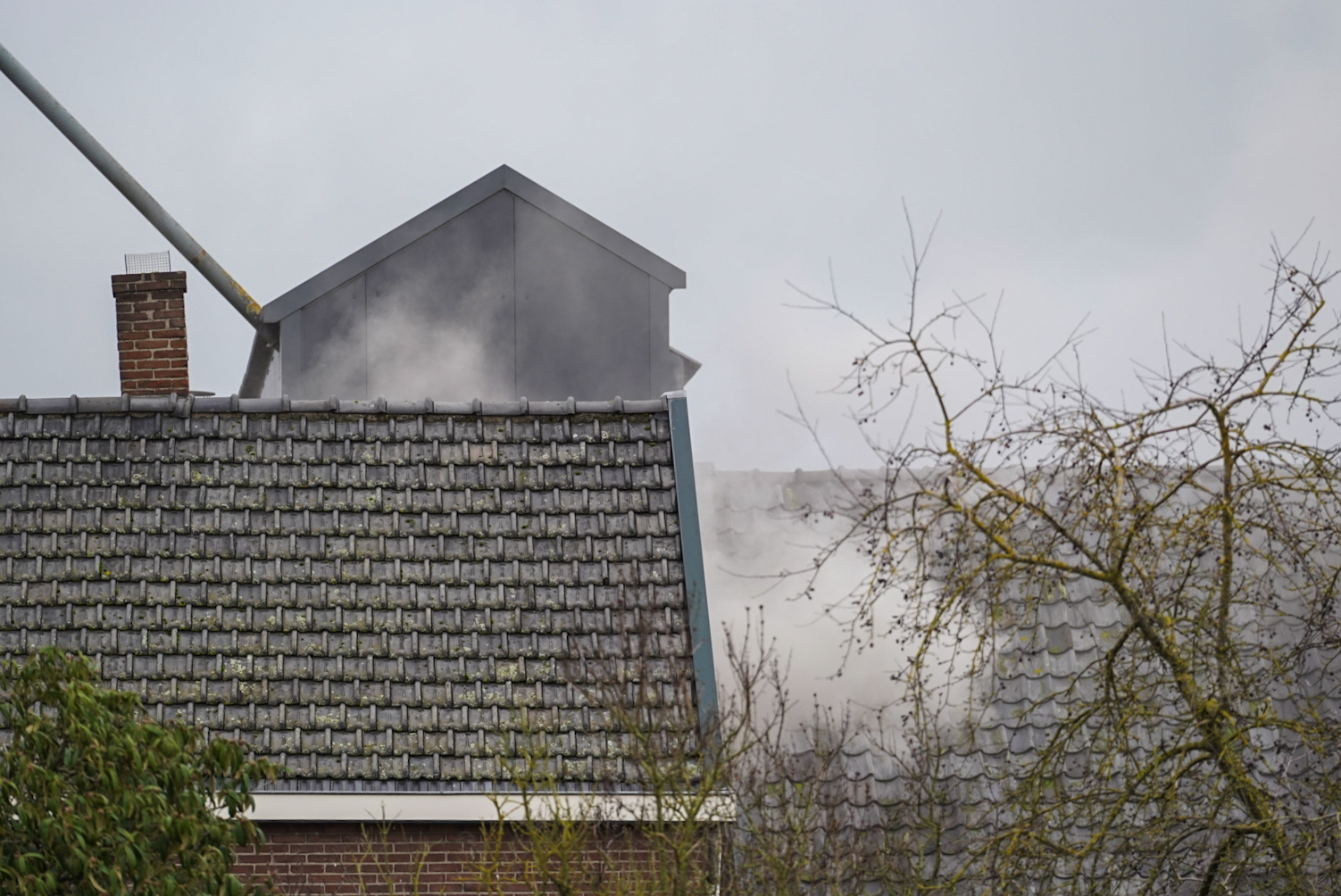 Woning onder rook door brand in Groessen