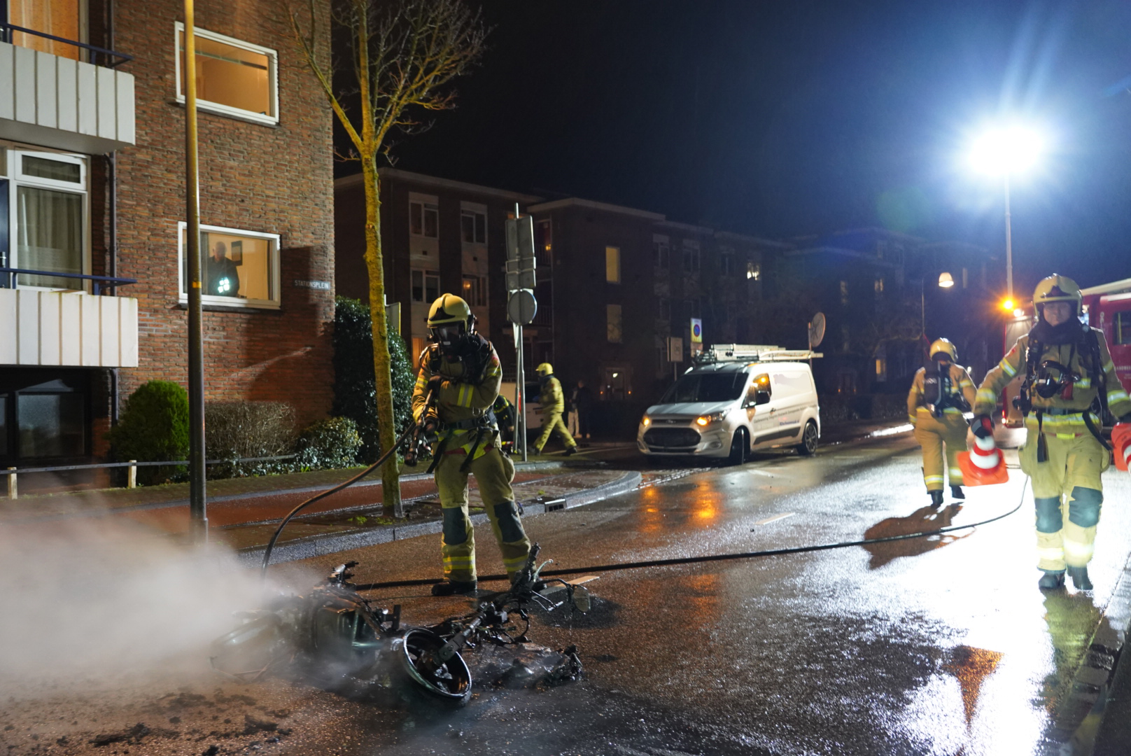 Scooter vliegt in brand na ongeval met bestelbusje