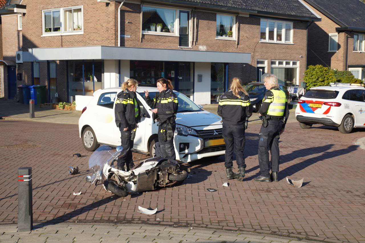 Ongeval tussen auto en scooter in Apeldoorn