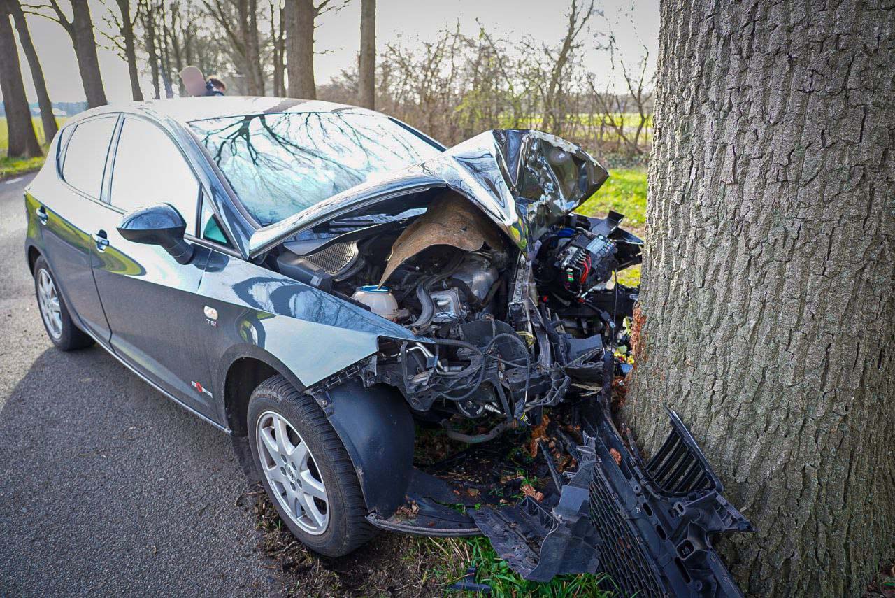Auto klapt frontaal op boom: bestuurder naar ziekenhuis