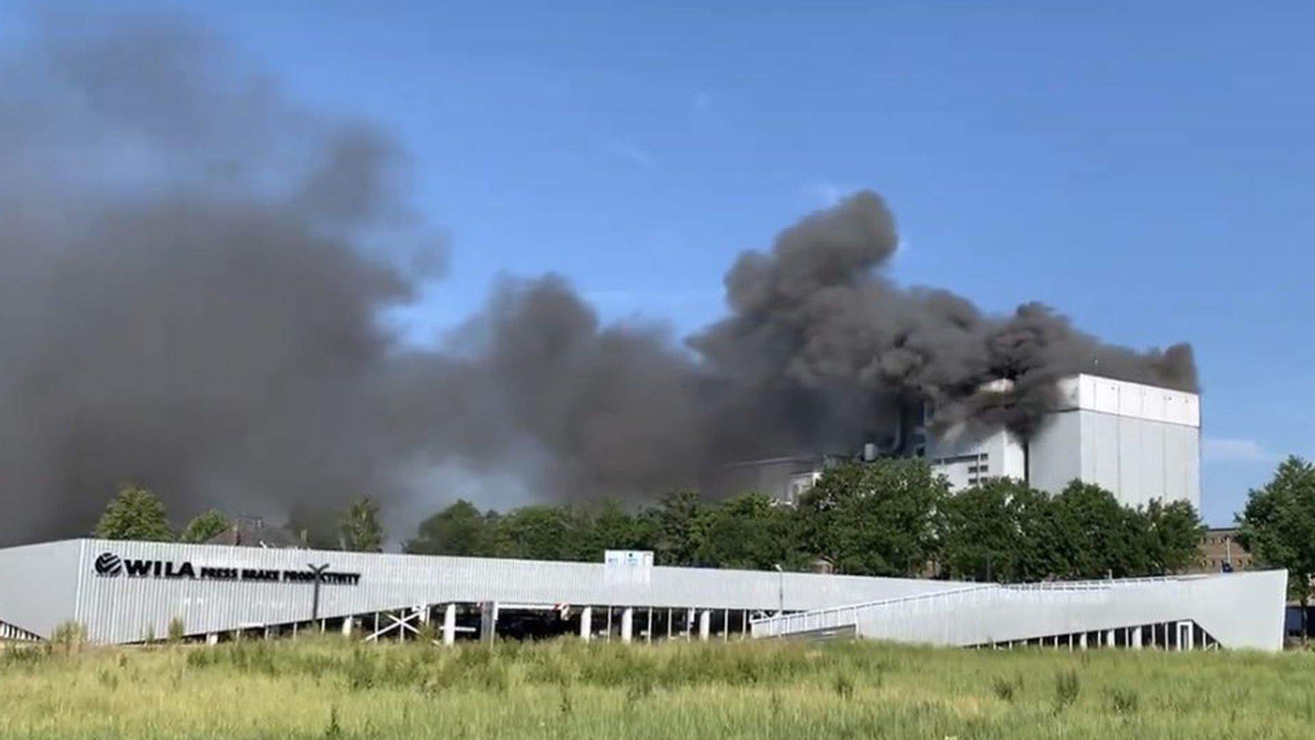 Brand bij Friesland Campina zorgt voor evacuatie en verkeersafsluiting
