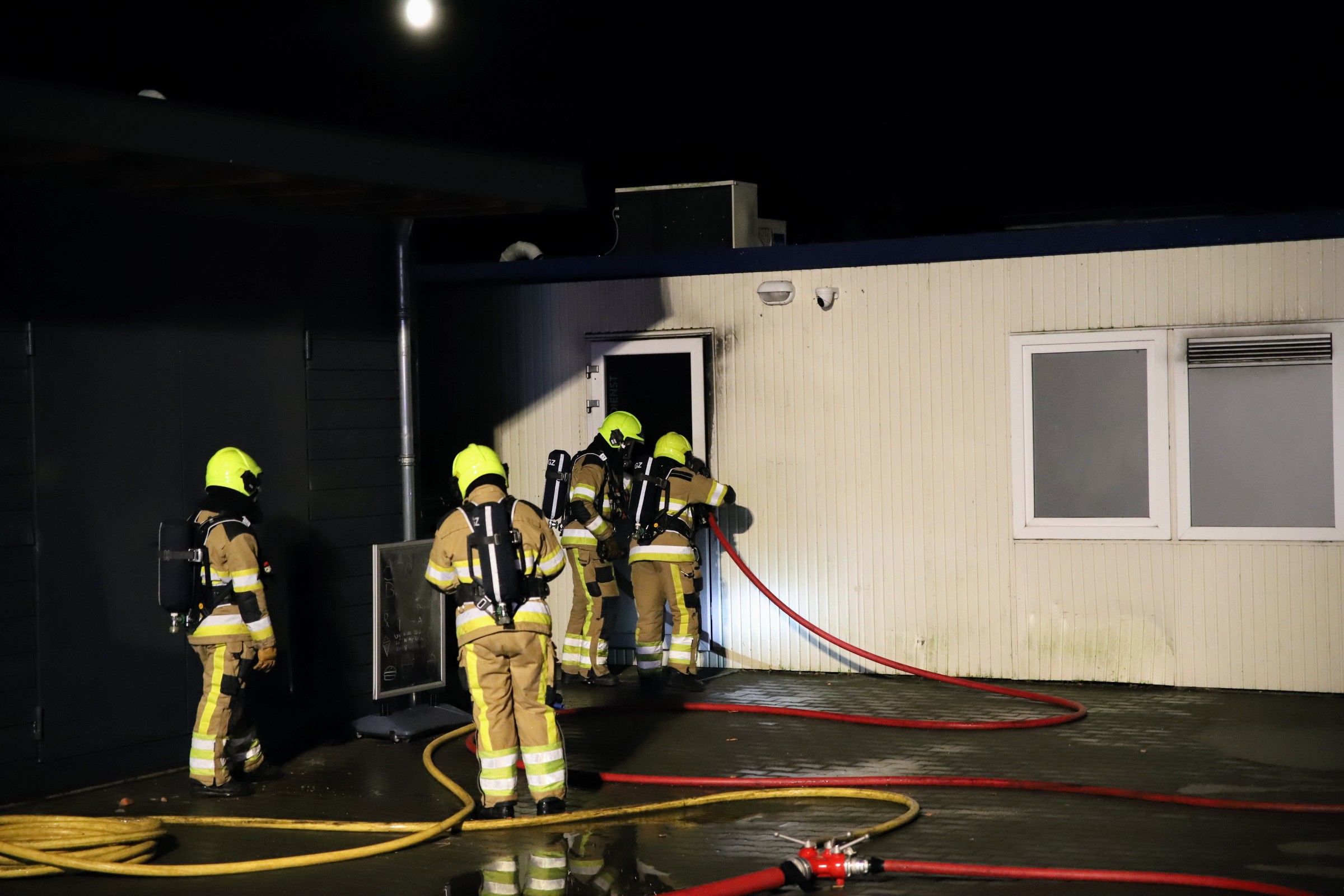 Hulpdiensten schalen groot op na melding binnenbrand