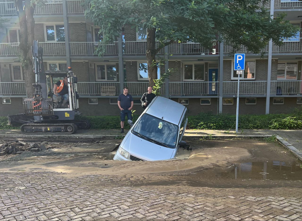 Auto zakt in gat na waterleidingbreuk in Apeldoorn