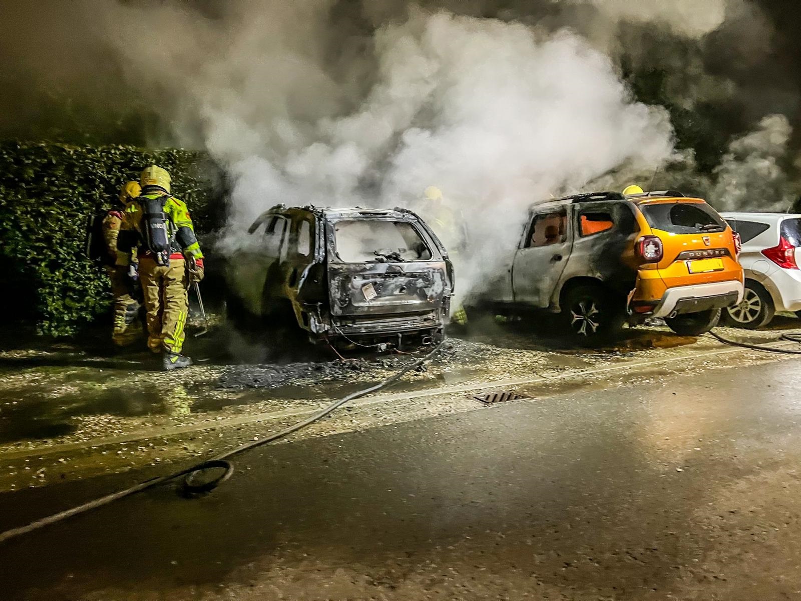 Twee auto’s in brand op parkeerplaats in Hoenderloo