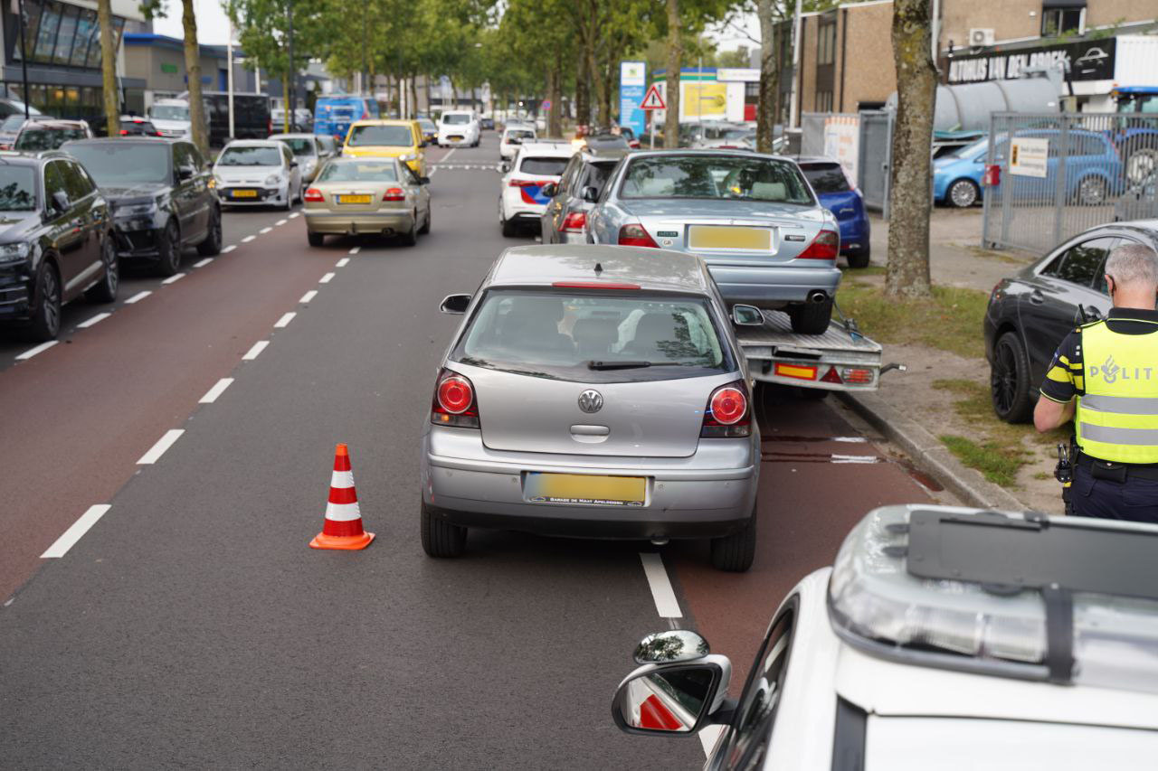 Automobiliste botst op autoambulance in Apeldoorn