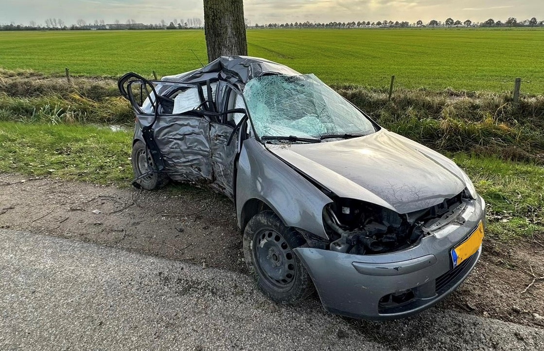 Auto zwaar beschadigd na crash tegen boom