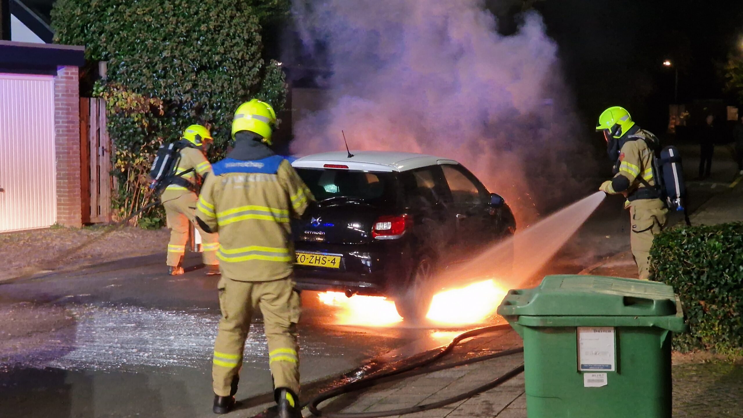 Auto vliegt in brand door technisch mankement