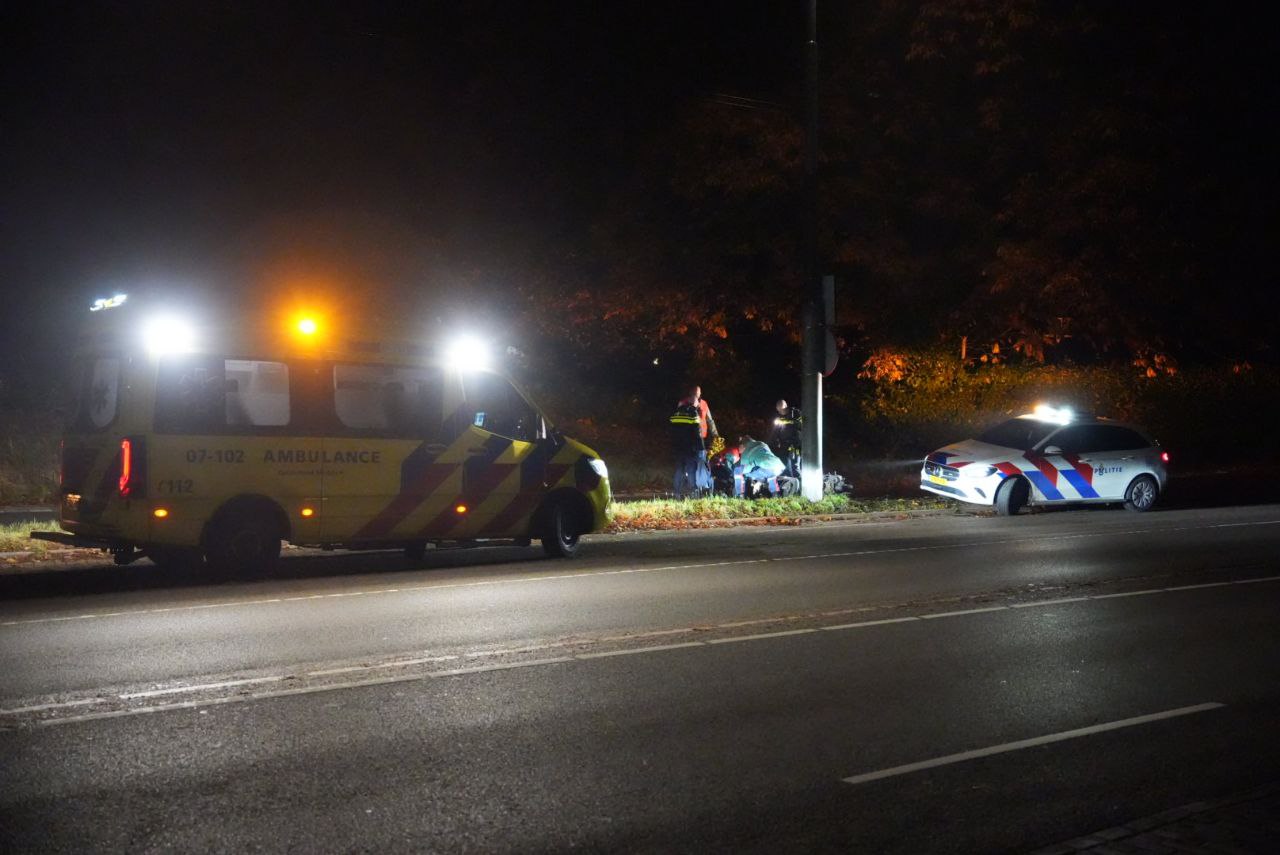 Scooterrijder glijdt uit en botst tegen trolleymast in Oosterbeek