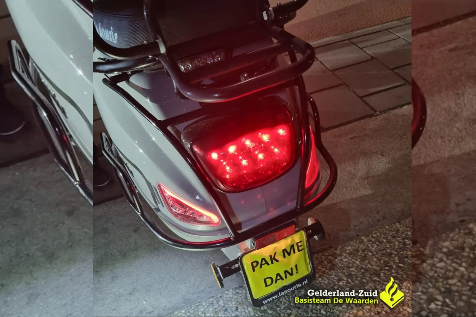 Politie geeft gehoor aan verzoek van scooterrijder met opvallend kenteken ‘Pak Me Dan!