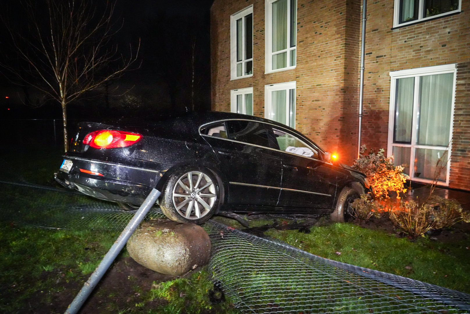 Dronken automobilist belandt in tuin verzorgingshuis