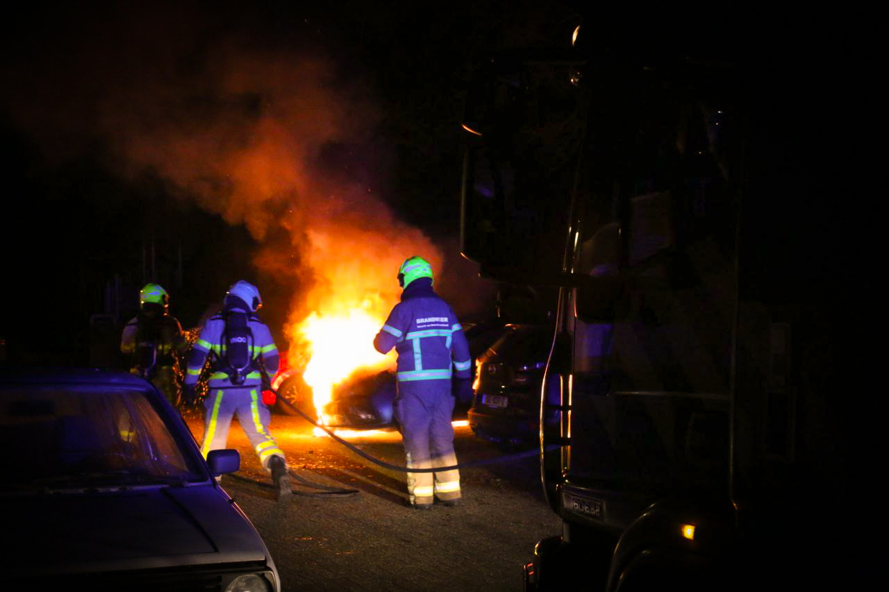 Auto vliegt in brand, politie onderzoekt mogelijke brandstichting